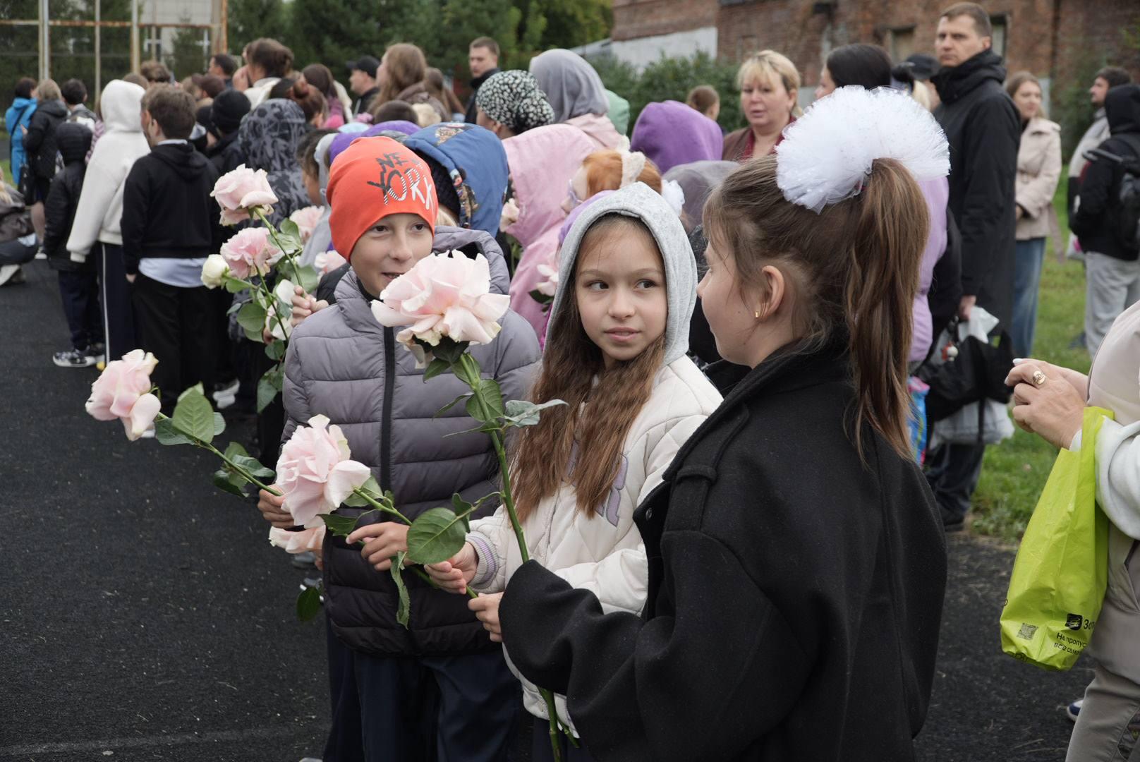 Фото В Новосибирске опубликовали кадры школьных линеек 1 сентября 2